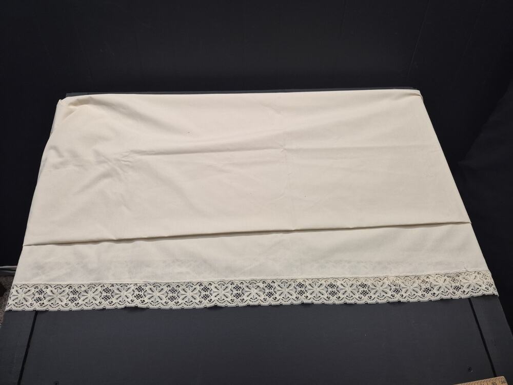 Vintage Ivory Linen And Lace Table Cloth 80 × 64